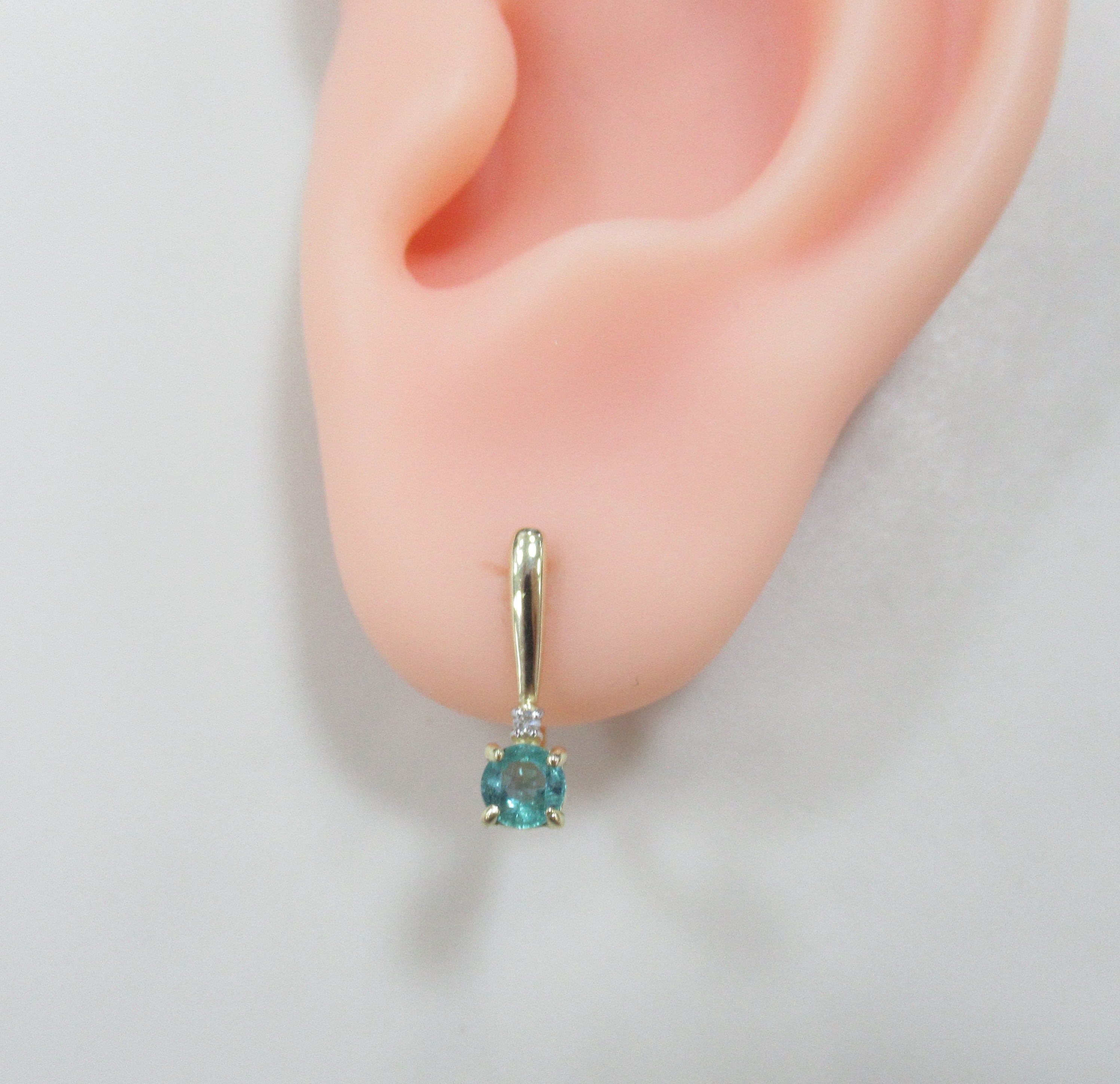 Серьги из желтого золота с изумрудами